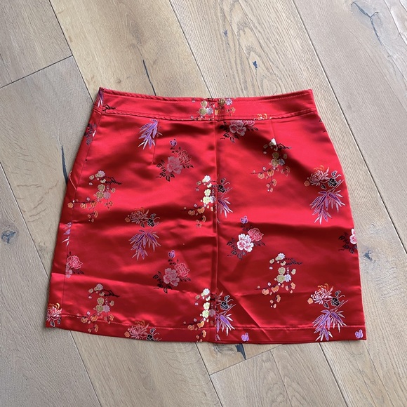 Short embroidered red satin skirt - Picture 2 of 3